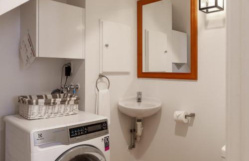 Kapiti Island Apartment | Historic City Charm