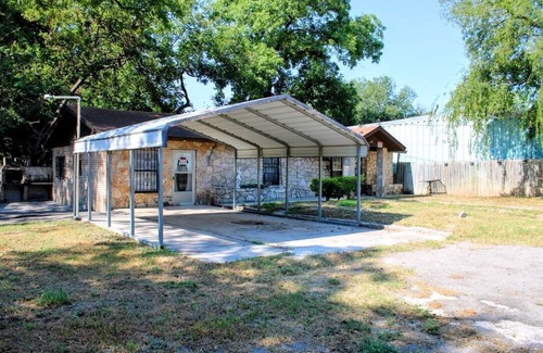 Amistad National Recreational Area Cabin | Historic Cozy Cabin Downtown Del Rio