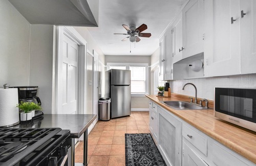 Shaker Heights Apartment | Historic District 2BR on 1st Floor near Cleveland Clinic ~ Family Friendly ~Safe