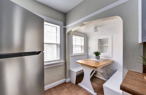 Shaker Heights Apartment | Historic District 2BR on 1st Floor near Cleveland Clinic ~ Family Friendly ~Safe