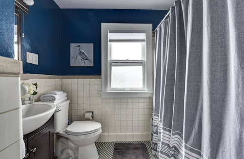 Shaker Heights Apartment | Historic District 2BR on 2nd Floor near Cleveland Clinic ~ Safe & Quiet Area