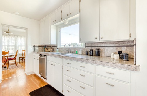 McMinnville House | Historic Dog-friendly Home with Antiques, Near Wine Tasting