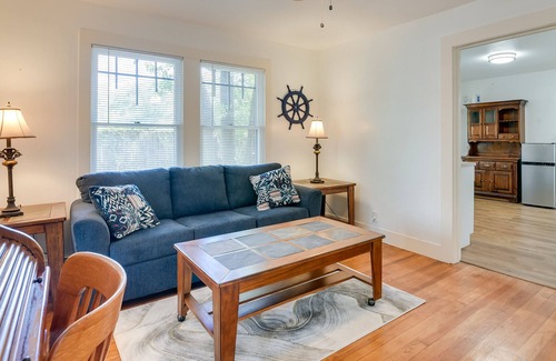 Alvin Cottage | Historic Downtown Alvin Cottage Near Eats & Shops!