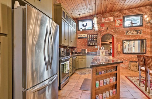 Colusa House | Historic Downtown Escape - Steps to Levee Park!