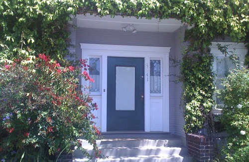 Elmwood House | Historic Edwardian 9 blocks to UC Berkeley Campus! 2 blocks to College Ave!