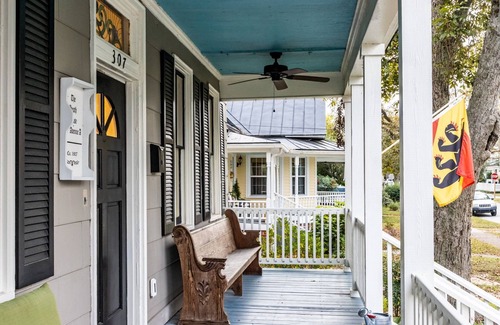 New Bern House | Historic Heath House steps from the Neuse River