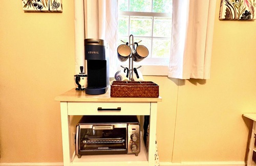 Laurel Apartment | Historic Hilltop Guesthouse - Charming studio/cottage one block from downtown