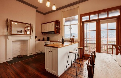 Glebe House | Historic Home with Views. Close to City Sleeps 6.
