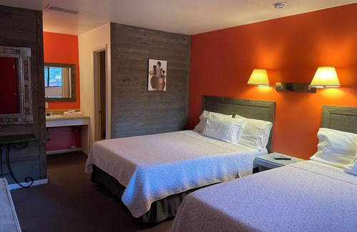 Cleveland Hotel | Historic Mora Inn and RV Park