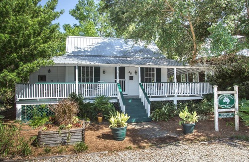 Historic Downtown Apalachicola House | Historic Raney Guest Cottage in Downtown Apalachicola Florida