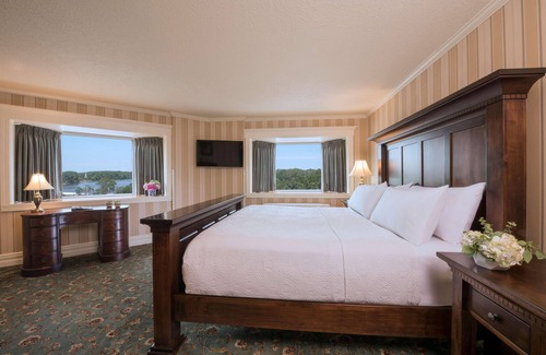 Red Wing Hotel | Historic Red Wing Lux Hotel, Whirlpool Room -Close to Dining-Museums-Art & More!