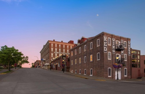 Red Wing Hotel | Historic Red Wing Lux Hotel, Whirlpool Room -Close to Dining-Museums-Art & More!