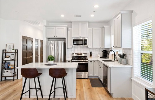 Roseville House | Historic Roseville Luxury 1:1 Home -Monthly Rental