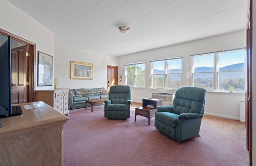 Blairsville Cabin | Historic Souther Country Inn - Spacious Retreat!