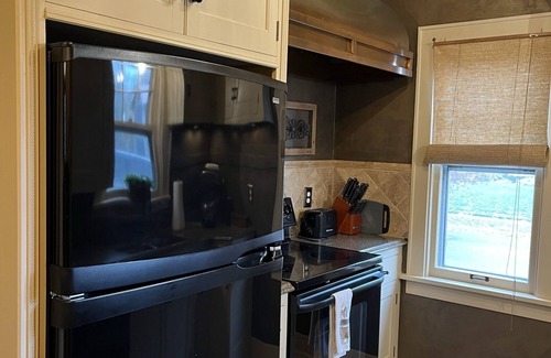 Sioux Falls House | Historic Twin Tudors Inn Northwest Room w/Loft (KP1400Loft)