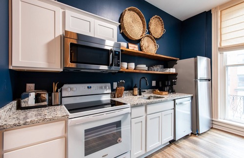 Versailles Hotel | Historic Woodford Buffalo Trace Distil - Sleeps 24