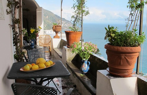 Chiesa Nuova Apartment | historical 5-room-apt. with spacious terrace, fantastic ocean view & grand piano