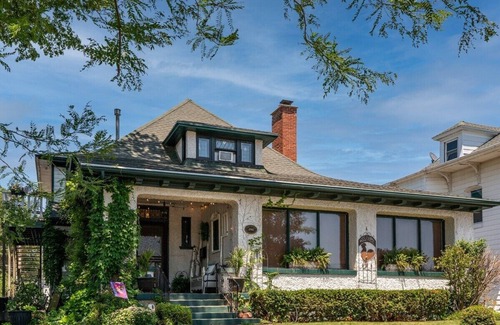 Lake Geneva House | Historical 6BR Downtown Geneva Street Bungalow |Entire Home |Walkable |Well-Appointed |Outdoor Patio