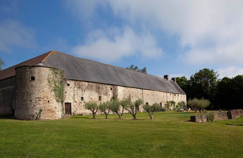 Hemevez House | Historical cottage at the château d'Hémevez