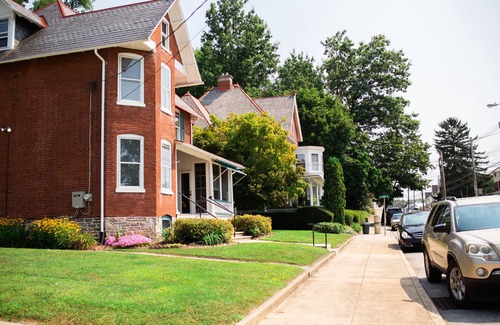 Parkesburg Villa | Historical, victorian house minutes from the train station.