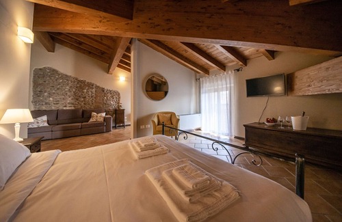 Volta Mantovana Bed & Breakfast | Historical Villa on Mincio river close to the cyclelane
