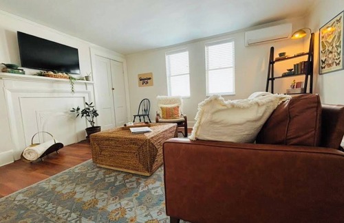 Uniontown Apartment | Historically Charming 2 bedroom Apartment in the heart of Uniontown