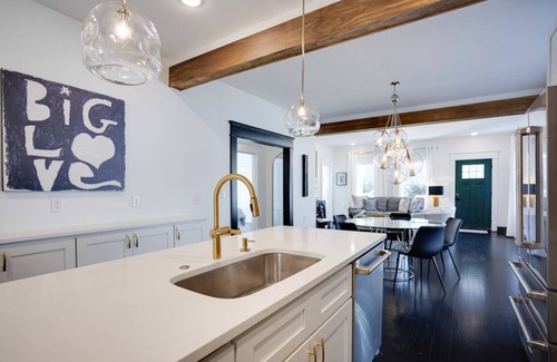 Durham House | Historically Hip on Hale-3 Kings, Walkable to shops, 3 minutes to Duke