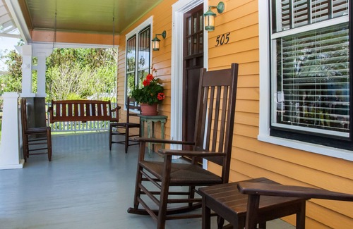 Historic Downtown Manteo House | History Loves Company-1920's Arts and Crafts Sears Kit Home-family/dog Friendly