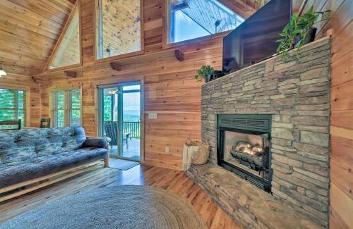 Unaka House | Hiwassee Hideaway Cabin with Mountain Views!