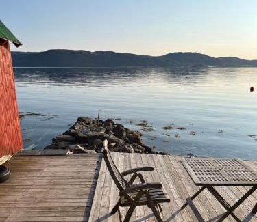 Andalsnes House | Hjelvikhytta - flott beliggenhet ved sjøen