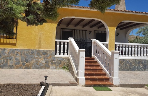 Yecla Ski Chalet | House with pool, barbecue and private garden, for the exclusive use of the tenant.