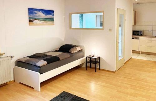 Bedburg-Hau Apartment | HÖ01 large apartment with dryer and washing machine