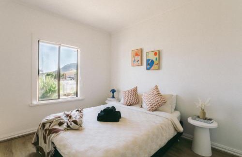 Derwent Park Apartment | Hobart Riverside Cosy 4BR Stay 10mins to CBD
