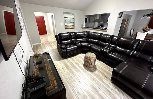 Houston House | Hobby Airport/Downtown/Nasa - 3 Beds, 2 Baths