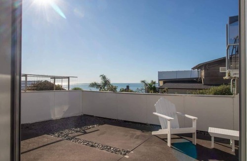 New Plymouth Apartment | Hobson Hot Spot with Ocean Views
