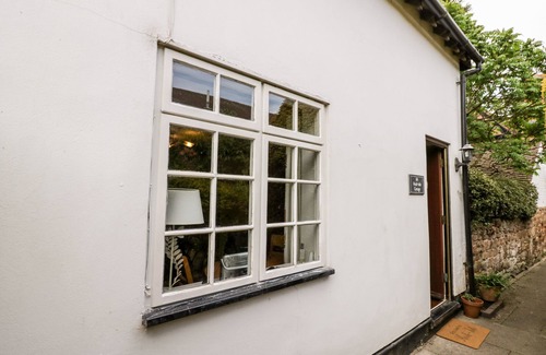 Kenilworth Cottage | HOCK-TIDE COTTAGE, pet friendly, with a garden in Kenilworth