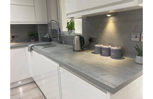 Canterbury House | Hoford Place House - Modern Retreat With Parking