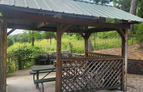 Eminence Cottage | Hogan's Hideout Duplex #18 is a cozy, private duplex