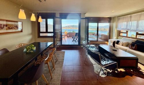 Baiona Apartment | Holibai, Arco Da Vella, Dúplex de lujo con esencia africana y vistas al mar en Baiona