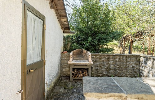 Castelnuovo di Garfagnana Villa | Holiday Home 'Casa Mia' with Mountain View, Private Terrace and Private Garden