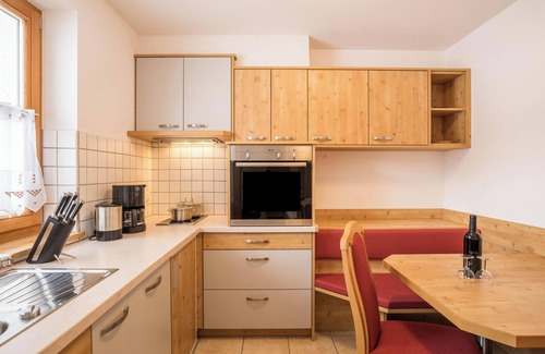 Valle Aurina Apartment | Holiday Apartment "Hollenze - Gruberhof" with Wi-Fi & Mountain View