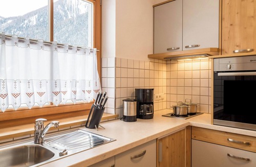 Valle Aurina Apartment | Holiday Apartment "Hollenze - Gruberhof" with Wi-Fi & Mountain View