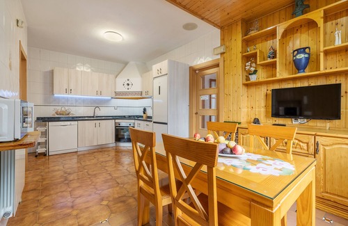 Cenes de la Vega House | Holiday Home 'Casa Rural Vista Blanca' with Mountain View, Wi-Fi and Air Conditioning