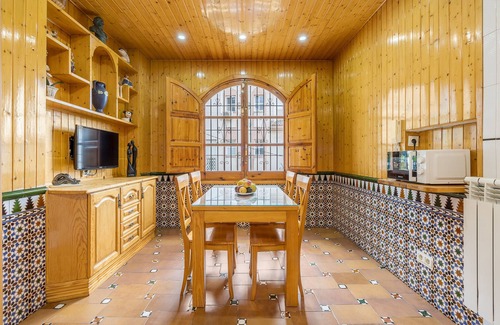 Cenes de la Vega House | Holiday Home 'Casa Rural Vista Blanca' with Mountain View, Wi-Fi and Air Conditioning