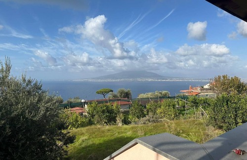 Monte Chiaro Apartment | Holiday Home 'Camera Limone Con Vista Mare' with Sea View, Wi-Fi and Air Conditioning