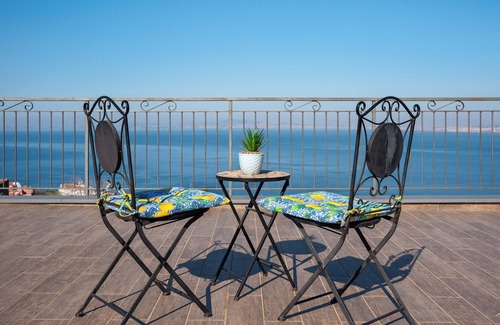 Monte Chiaro Apartment | Holiday Home 'Camera Limone Con Vista Mare' with Sea View, Wi-Fi and Air Conditioning