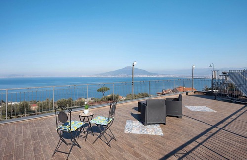 Monte Chiaro Apartment | Holiday Home 'Camera Limone Con Vista Mare' with Sea View, Wi-Fi and Air Conditioning