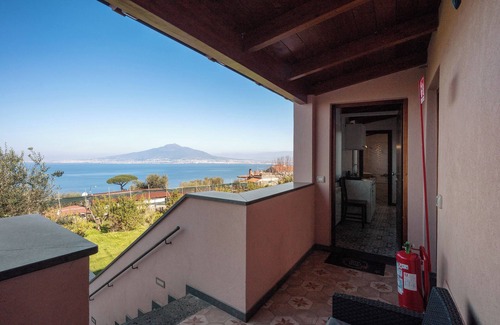 Monte Chiaro Apartment | Holiday Home 'Camera Limone Con Vista Mare' with Sea View, Wi-Fi and Air Conditioning