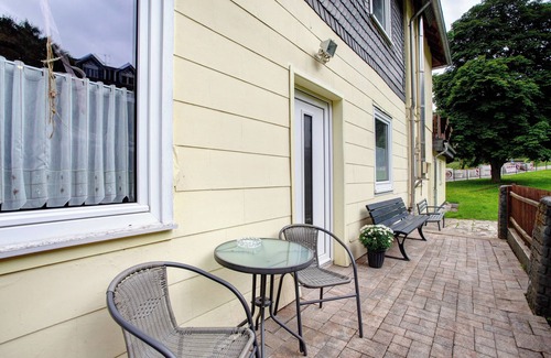 Ortsmitte Apartment | Holiday Apartment 'Fewo In Schustes' with Private Terrace and Wi-Fi