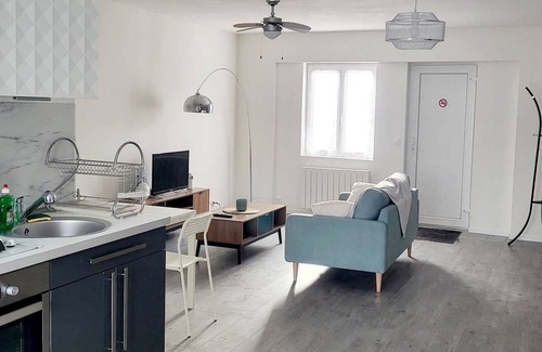 Saint-Laurent-Nouan Apartment | Holiday Apartment "Du Centre" with Private Terrace & Wi-Fi